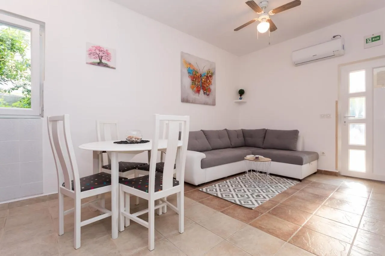 Lara - Apartment Near The Beach location