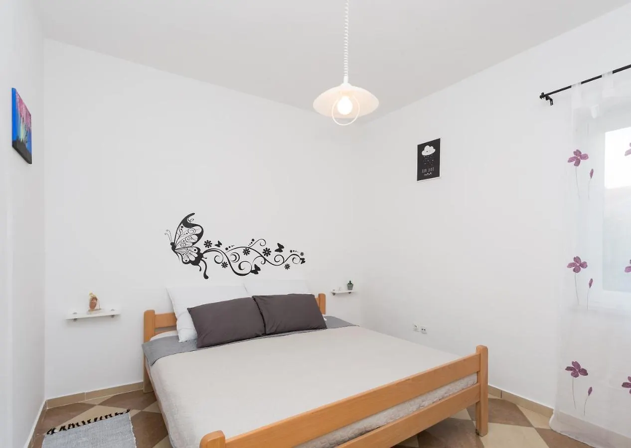 Lara - Apartment Near The Beach Vrbnik