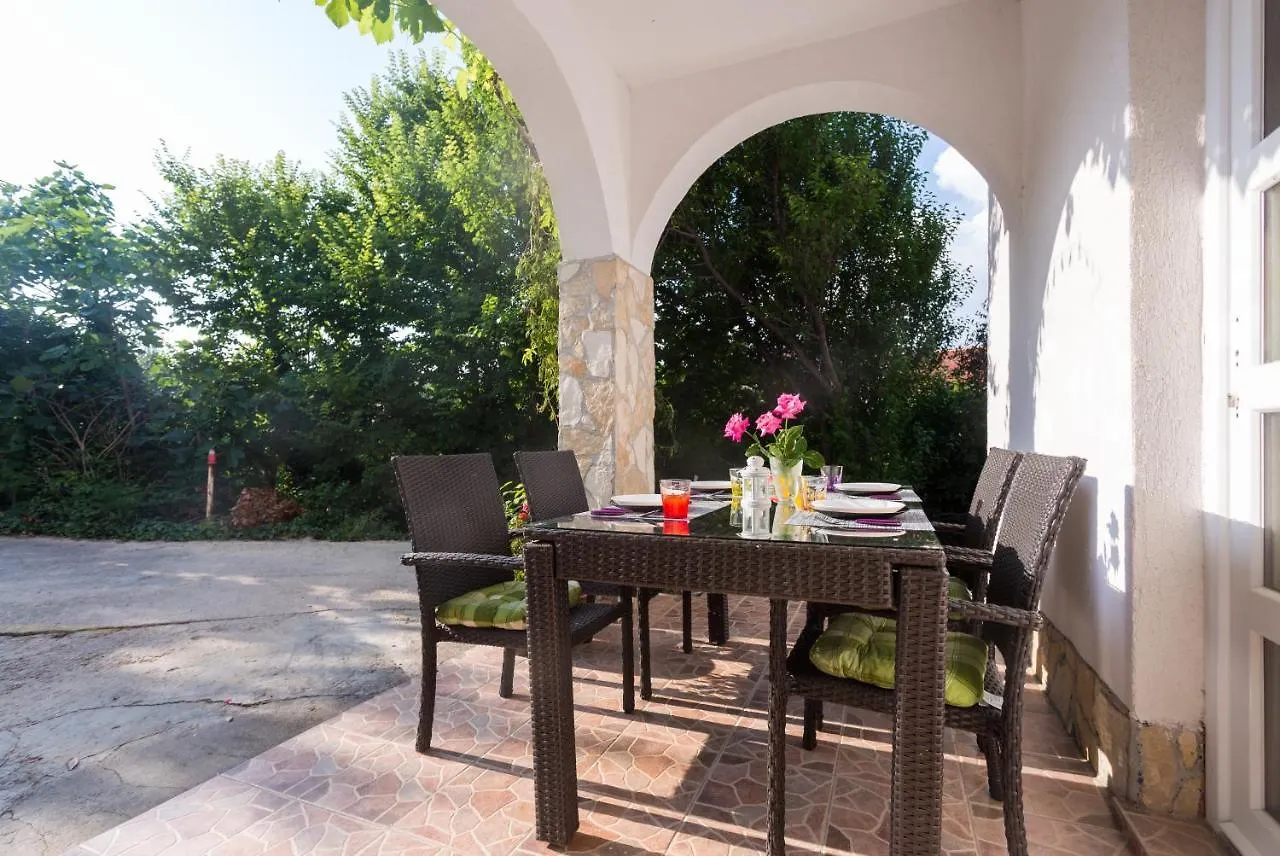 Lara - Apartment Near The Beach Vrbnik