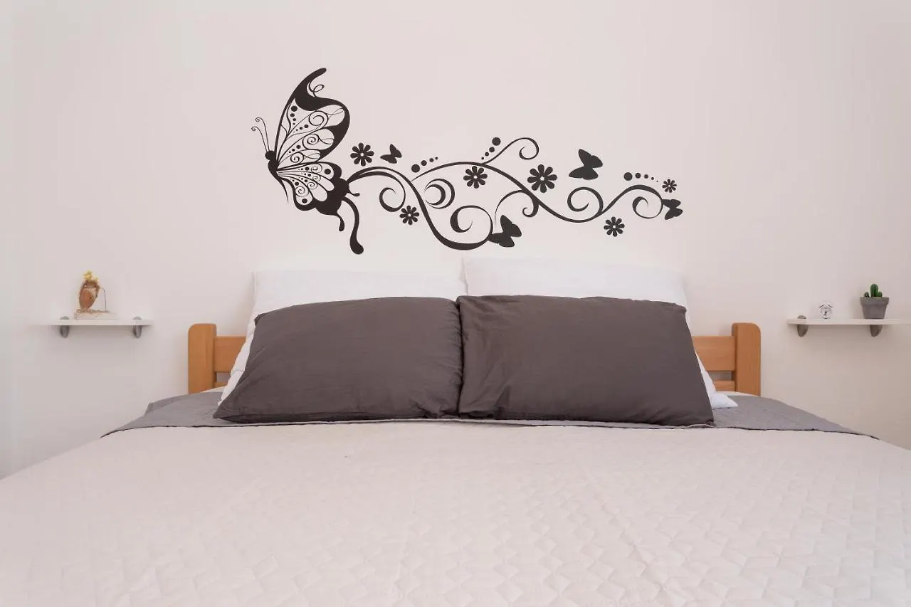 Lara - Apartment Near The Beach Vrbnik